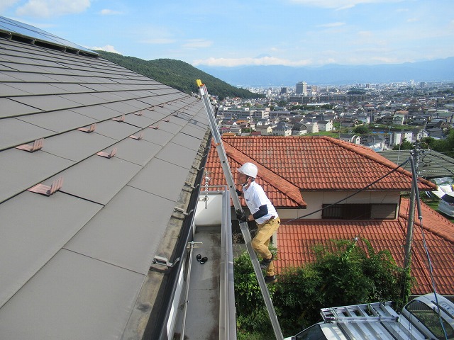 甲府市での雨漏れにガルバリウム鋼板を部分屋根カバー工法で設置